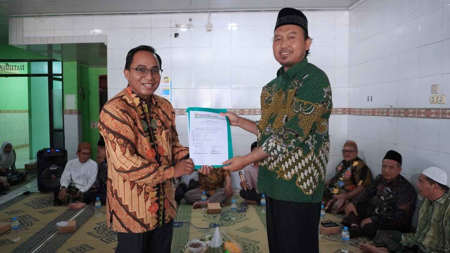 Serah terima gedung dilakukan pihak RSI Mabarrot MWCNU Bungah kepada MWCNU Bungah, Kamis (23/11/2023). Foto: dok LTN MWCNU Bungah/NUGres