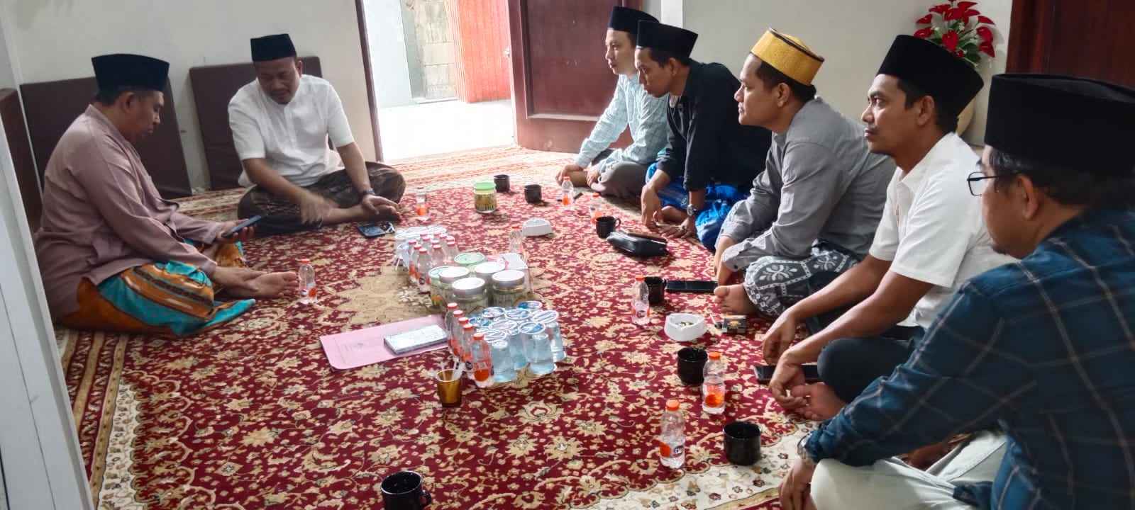 Sejumlah Pengurus Cabang Lakpesdam NU Gresik Antar Waktu masa khidmat 2021 - 2026 melakukan sowan perdana di Kediaman Ketua PCNU Gresik, Sabtu (4/11/2023). Foto: dok Lakpesdam NU Gresik/NUGres