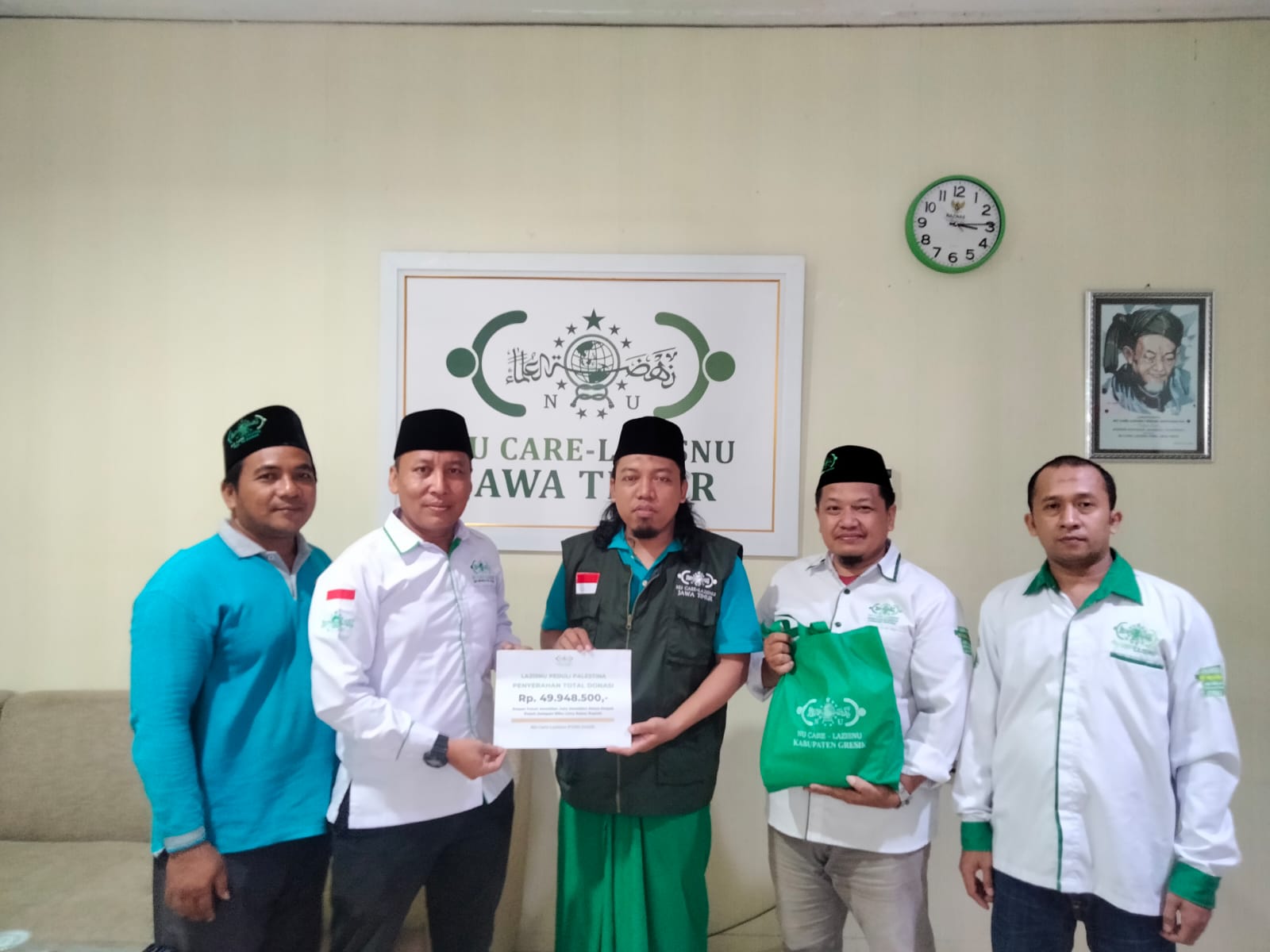 SALURKAN AMANAH. Ketua PC Lazisnu Gresik H Muanan, SH., M.Si (dua dari kiri) bersama jajarannya, saat menyerahkan donasi kemanusiaan kepada PW Lazisnu Jatim diterima oleh Sekretaris Moch Rofi'i Boenawi, S.Pd.I., M.Ag., di Kantor PWNU Jatim pada Rabu 22 November 2023. Foto: dok PC Lazisnu Gresik/NUGres