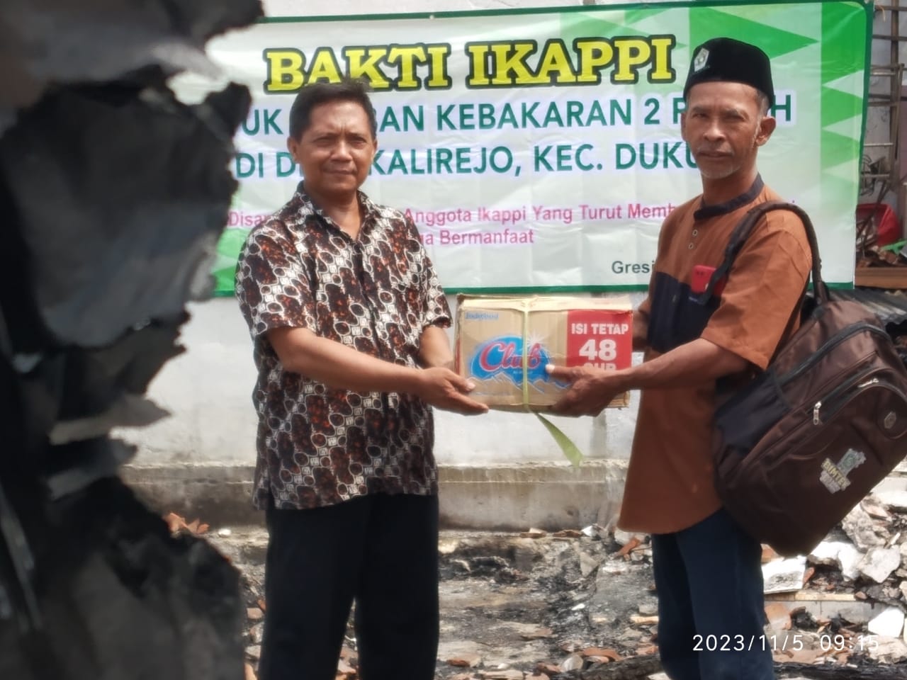 Syaiful Arif saat menyerahkan bantuan kepada keluarga korban musibah kebakaran rumah di Kalirejo, Dukun Gresik. Foto: dok IKAPPI Gresik/NUGres