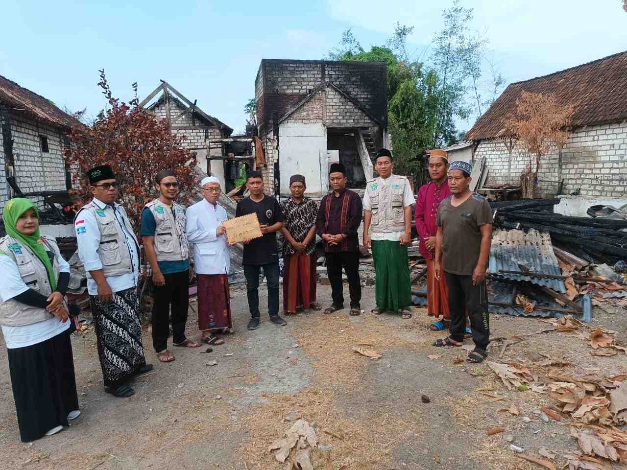 Penyerahan Donasi dari NU Care Lazisnu MWCNU Dukun kepada warga Desa Kalirejo Dukun Gresik yang rumahnya dilalap si Jago Merah, Sabtu (4/11/2023). Foto: Syafik Hoo/NUGres