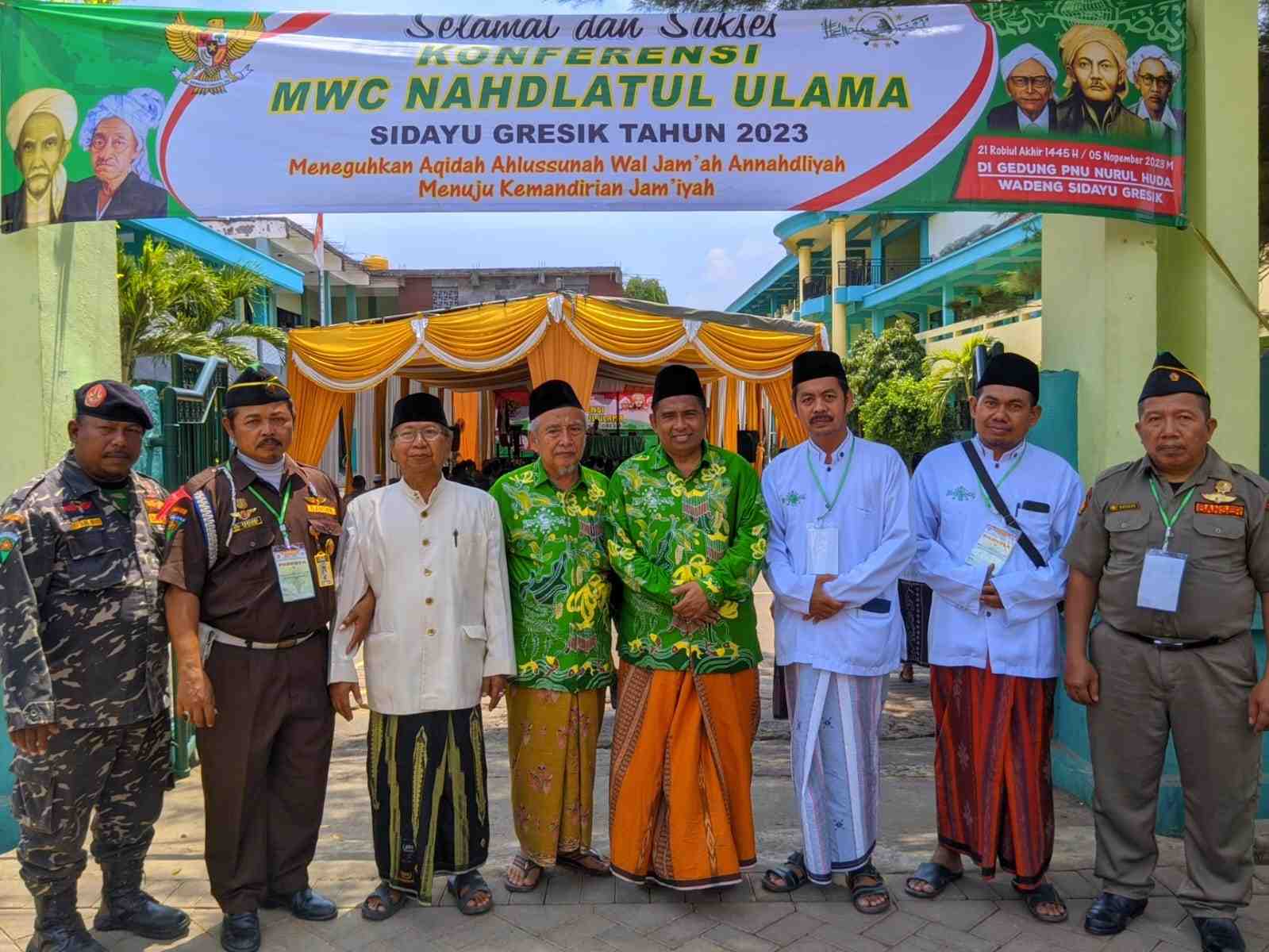Rais Syuriyah PCNU Gresik, KH Moh. Farhan, dan Ketua Tanfidziyah PCNU Gresik, Drs KH Mulyadi, M.M., di tengah gelaran Konferensi MWCNU Sidayu. Foto: M. Habib/NUGres