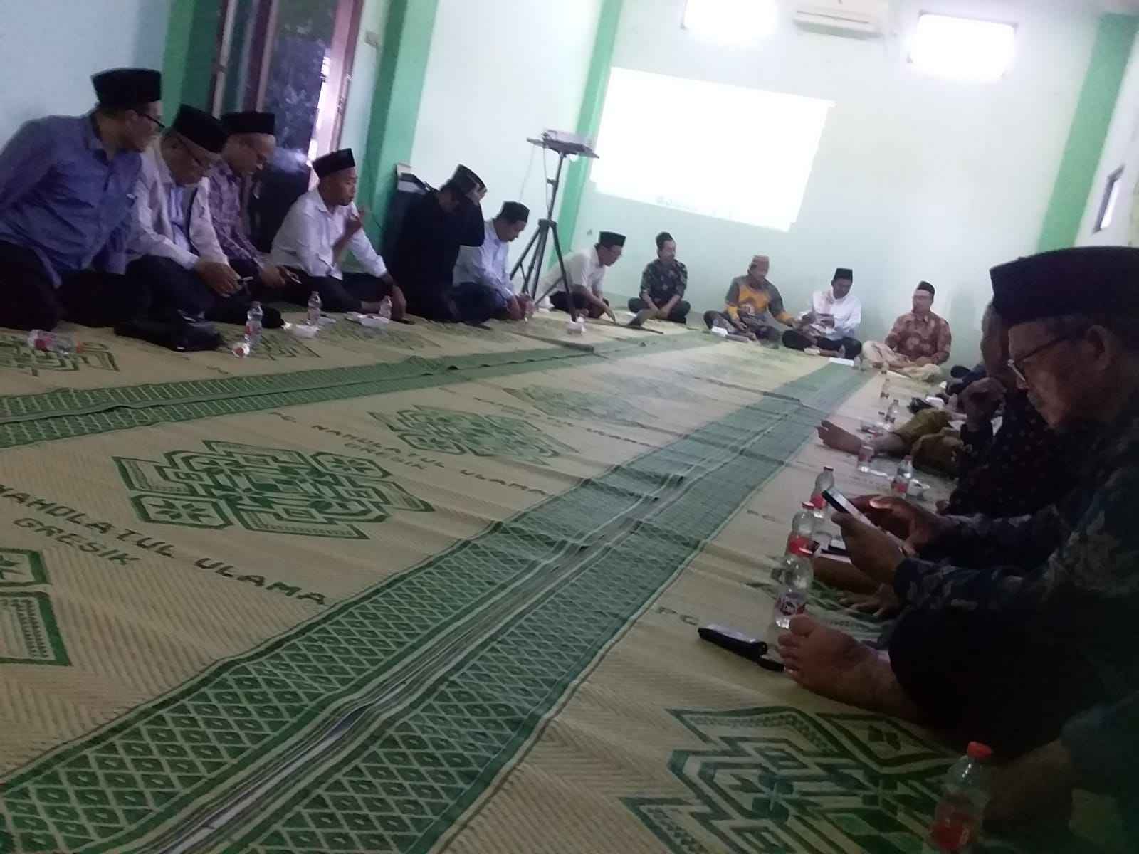 Rapat koordinasi PCNU Gresik menindaklanjuti instruksi PBNU tentang penonaktifan pengurus NU, Selasa (21/11/2023). Foto: Zaky/NUGres