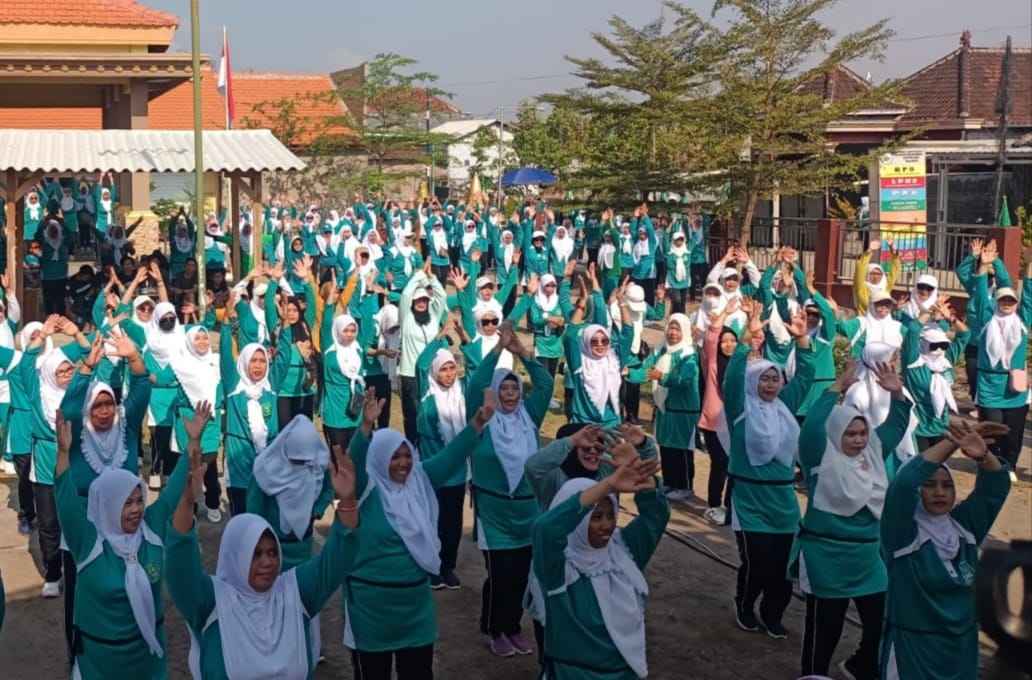 MERIAH. Pimpinan Anak Cabang bersama seluruh Pimpinan Ranting Fatayat NU se-Anak Cabang Balongpanggang Menggelar Senam, Ahad (5/11/2023) pagi. Foto: dok PAC Fatayat NU Balongpanggang/NUGres