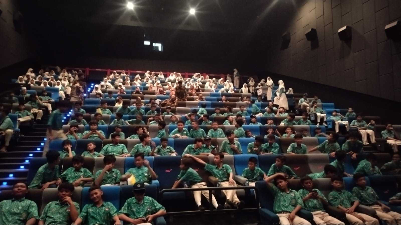 BELAJAR LEWAT FILM. Ratusan siswa MTs Ma'arif Sidomukti Kebomas diajak nonton bareng film Budi Pekerti, Kamis (23/11/2023). Foto: dok MTs Ma'arif Sidomukti Kebomas/NUGres