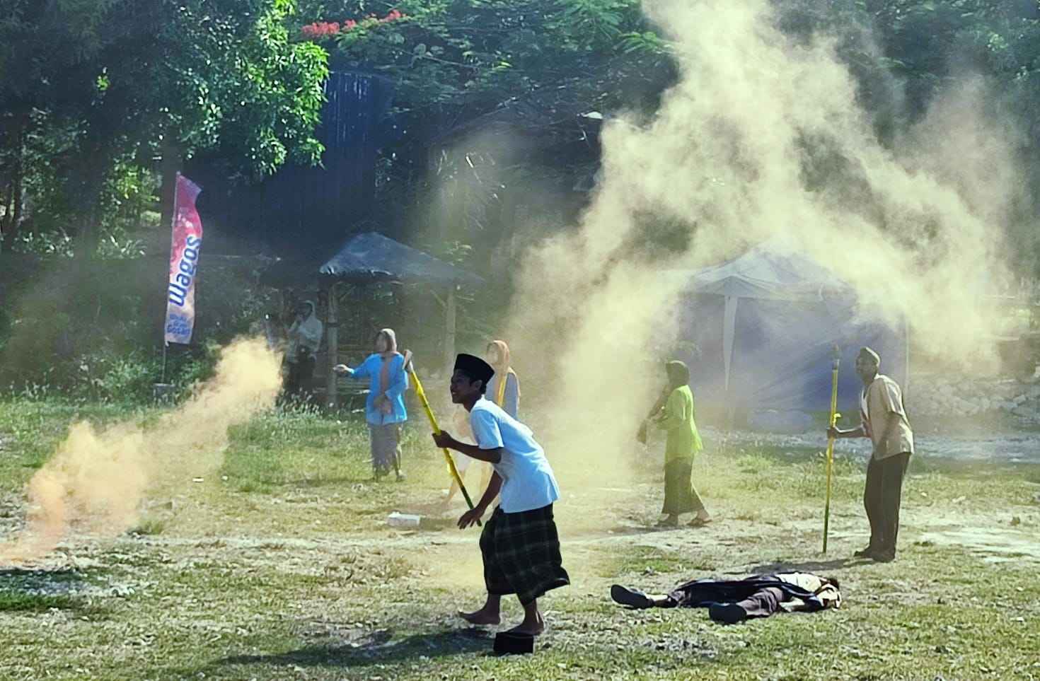 Siswa-siswi SMK Ihyaul Ulum Dukun Gresik saat menampilkan Teater "Laskar Bersarung" di Gosari Fest III, Ahad (5/11/2023) di Wisata Alam Gosari Ujungpangkah, Gresik. Foto: SMKIU Gresik/NUGres