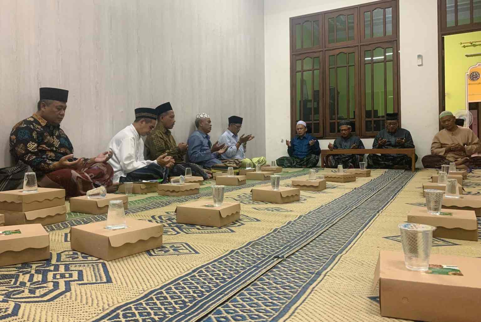 SOSIALISASI. Kelompok Bimbingan Ibadah Haji dan Umrah Majelis Wakil Cabang Nahdlatul Ulama Bungah (KBIHU MWCNU Bungah) menyosialisasikan pembimbingan jamaah haji tahun 1445 Hijriah serta doa bersama. Foto: dok LTN MWCNU Bungah/NUGres