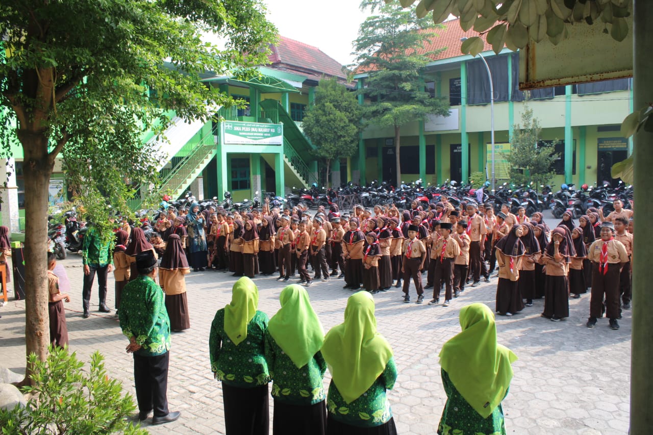 Suasana Apel Hari Guru Nasional 2023, di MI Sabilul Mubtadiin Randegasari Driyorejo Gresik. Foto: dok MI Sabilul Mubtadiin Randegasari/NUGres