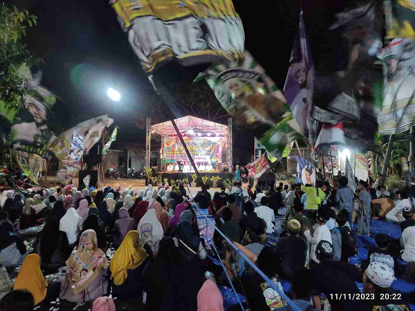 Ratusan warga Nahdliyin di Perumahan Taman Gading, Desa Gadingwatu Kecamatan Menganti Gresik Antusias Ikuti "Taman Gading Bersholawat", Sabtu (11/11/2023) malam. Foto: Chidir/NUGres