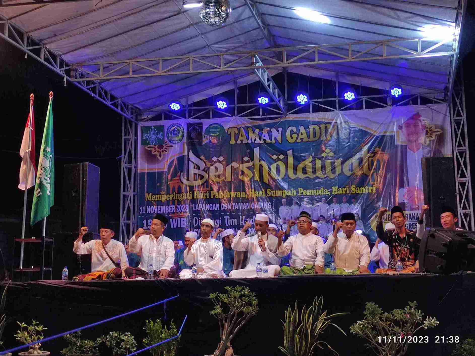 Taman Gading Bersholawat bersama Habib Abu Bakar Al Habsy diiringi Hadrah Syekher Menganti turut dihadiri MWCNU Menganti. Foto: Chidir/NUGres