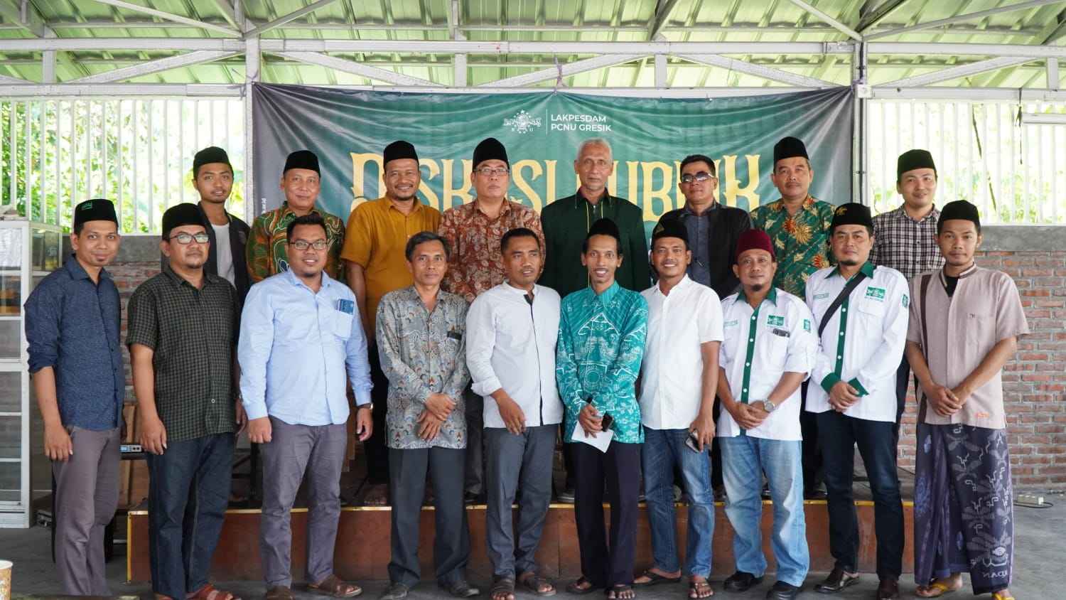 Narasumber dan peserta mengabadikan momen seusai gelaran diskusi publik "Kaleidoskop 2023 Peran Strategis NU di Kabupaten Gresik" oleh Lakpesdam NU Cabang Gresik, Ahad (24/12/2023). Foto: dok Lakpesdam NU Gresik/NUGres