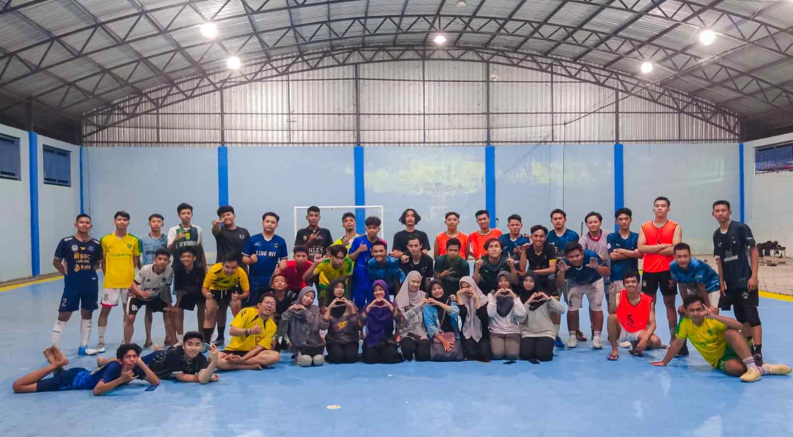 FRIENDLY MATCH. PAC IPNU Duduksampeyan jalani laga futsal persahabatan bareng IPNU Cerme, Sabtu (2/12/2023) malam. Foto: Febrian/NUGres