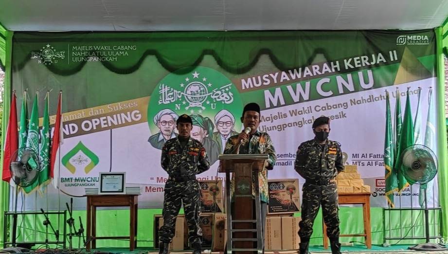 Ketua MWCNU Ujungpangkah saat menyampaikan sambutan Grand Opening BMT NU Ujungpangkah sekaligus Musyker 2 MWCNU Ujungpangkah, Ahad (3/12/2023). Foto: dok MWCNU Ujungpangkah/NUGres