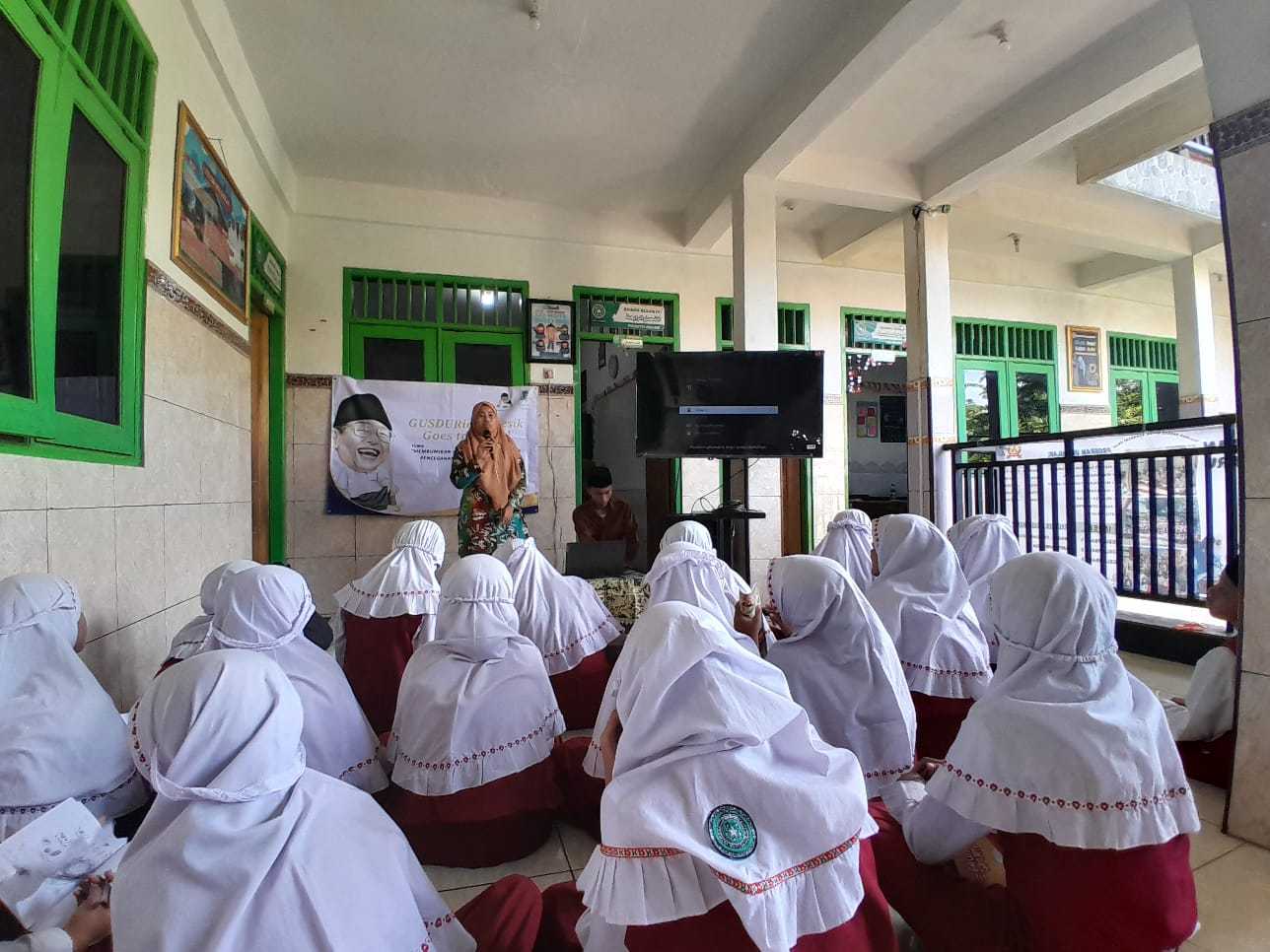 Peringati Haul ke-14 Almaghfurlah KH Abdurrahman Wahid (Gus Dur), GUSDURian Gresik "Goes to School" Perkenalkan 9 Nilai Utama Gus Dur, Selasa (19/12/2023). Foto: dok GUSDURian Gresik/NUGres