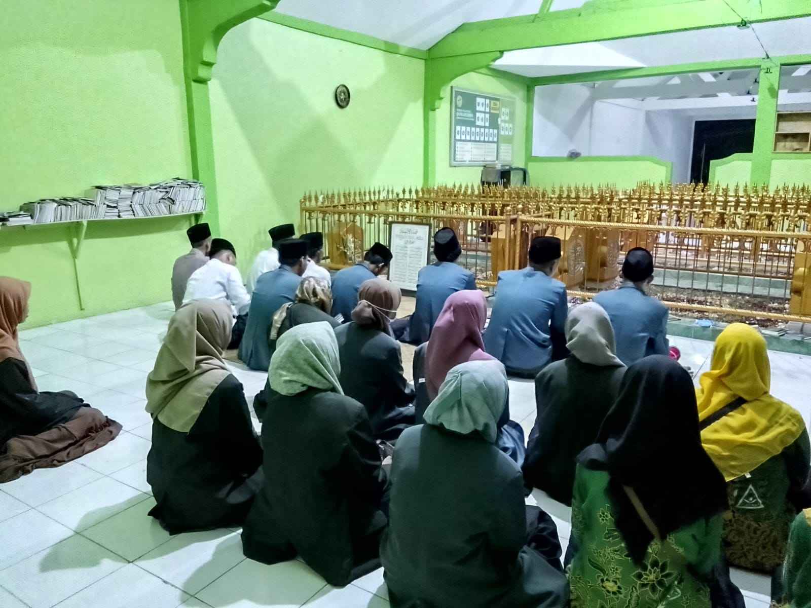 ROAD TO KONFERANCAB. Pimpinan Anak Cabang IPNU IPPNU Bungah menyelenggarakan ziarah ke makbarah muassis dan masyayikh Pondok Qomaruddin Sampurnan Bungah. Foto: dok IPNU IPPNU Bungah/NUGres