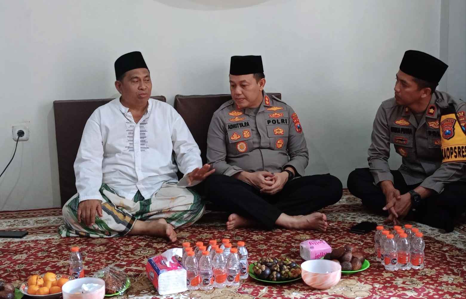 Kapolres Gresik AKBP Adhitya Panji Anom didampingi Wakapolres Kompol Erika Purwana Putra bersama PJU, saat sowan ke Ketua PCNU Gresik KH Mulyadi di Pondok Pesantren Darul Ihsan Menganti Gresik, Kamis (28/12/2023). Foto: Humas Polres Gresik/NUGres