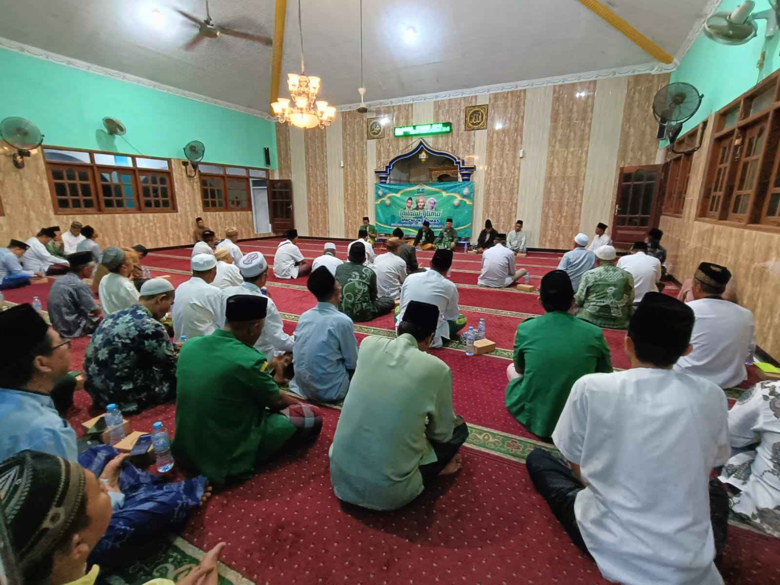 MWCNU Kebomas menggelar Lailatul Ijtima, Ahad (3/12/2023), di Ranting NU Gulomantung. Kegiatan ini juga dihadri Ketua LDNU Gresik. Foto: Luthfi Anshori/NUGres