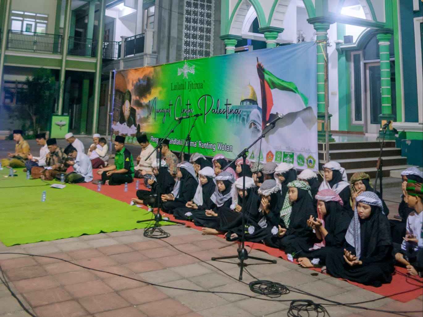 Munajat Cinta untuk Palestina menjadi tema rangkaian Lailatul Ijtima' Ranting NU Wotan Panceng Gresik, sekaligus kegiatan rutin Jumat Legian, (30/11/2023). Foto: Syafik Hoo/NUGres