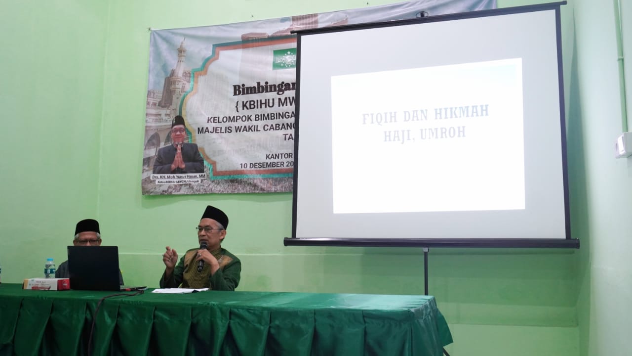 Gelaran manasik haji kali kedua KBIHU MWCNU Bungah, Ahad (17/12/2023), menghadirkan KH Moch Chusnan Ali untuk memberikan bimbingan fikih serta hikmah Haji dan Umrah kepada Calon Jemaah Haji. Foto: dok LTN MWCNU Bungah/NUGres