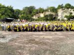 Ratusan peserta didik Madrasah Ibtidaiyah Mambaus Sholihin Suci Manyar Gresik kala mengikuti kegiatan outbond di Bumper Kidang Kuning. Foto: dok MI Mambaus Sholihin/NUGres