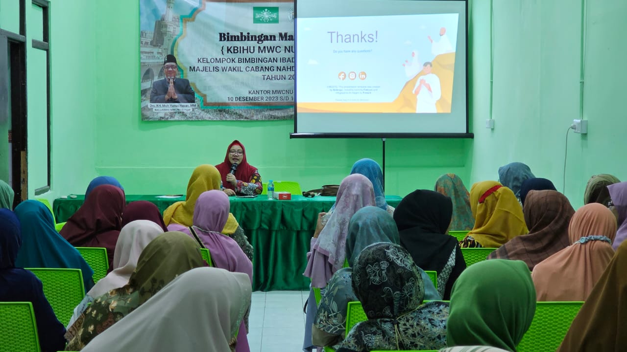 Puluhan calon jamaah haji perempuan mendapatkan materi dari Hj Aminatun Habibah pada gelaran manasik haji ke-4 KBIHU MWCNU Bungah, Ahad (31/12/2023). Foto: dok LTN MWCNU Bungah/NUGres
