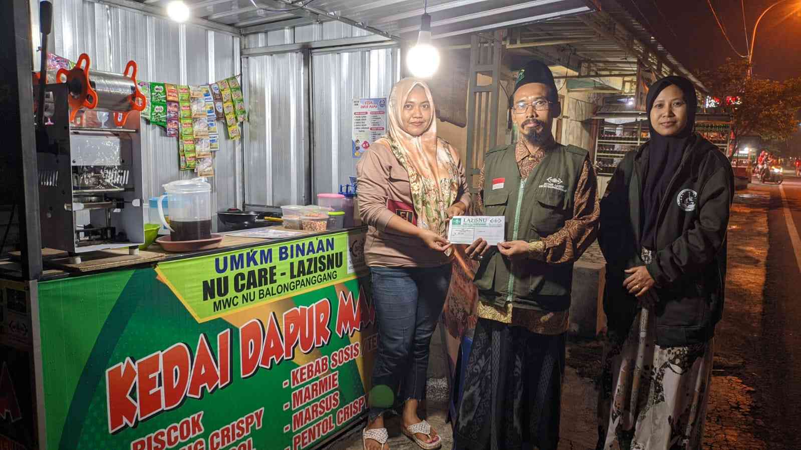 NU Care Lazisnu MWCNU Balongpanggang menyalurkan bantuan bagi pelaku UMKM, Kamis (30/11/2023). Foto: Samsul Arif/NUGres