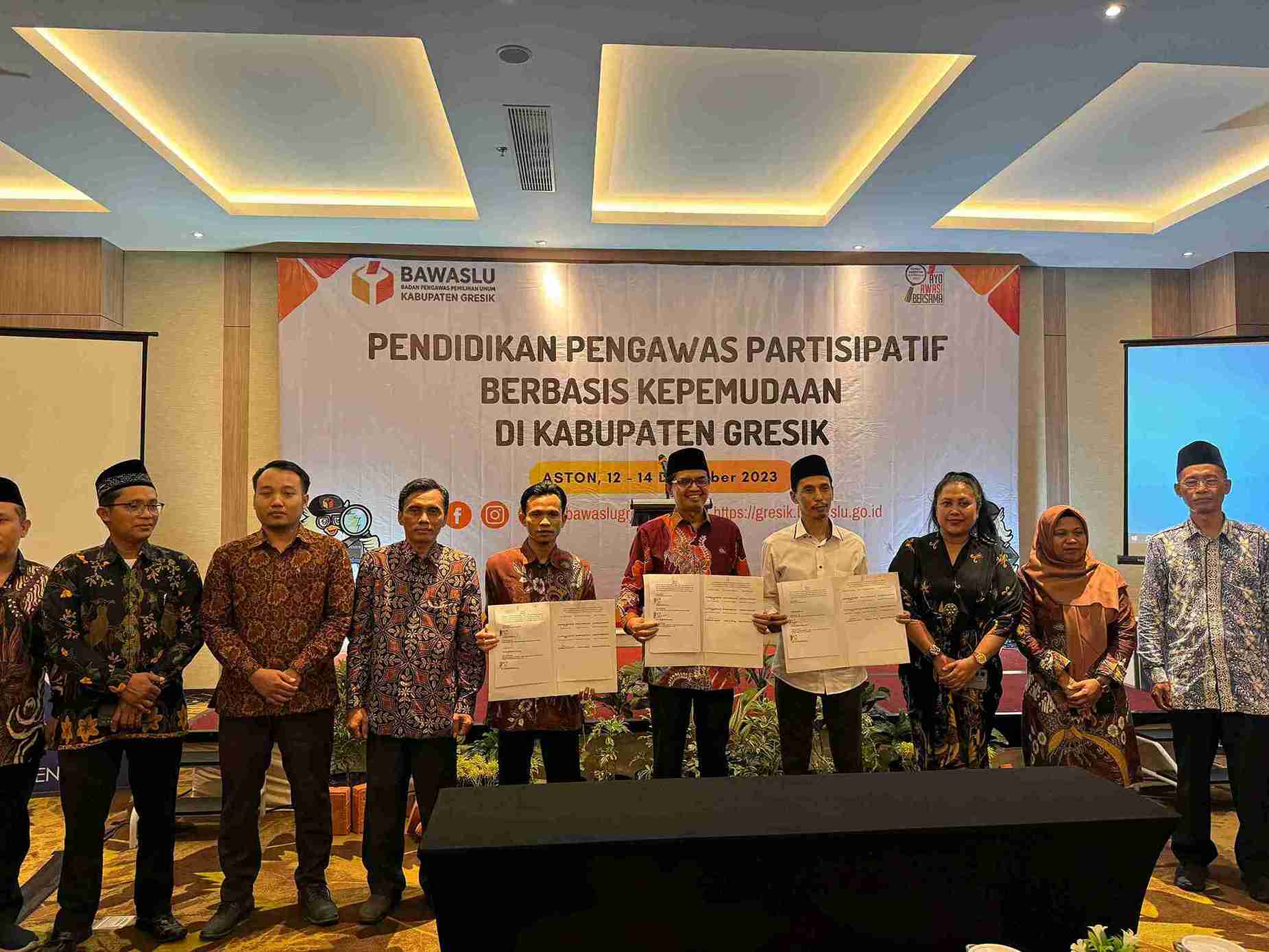 Penandatanganan kerja sama pengawasan partisipatif Bawaslu Gresik dengan FISIP UINSA dan LPTNU Gresik, Selasa (12/12/2023) kemarin. Foto: dok Bawaslu Gresik/NUGres