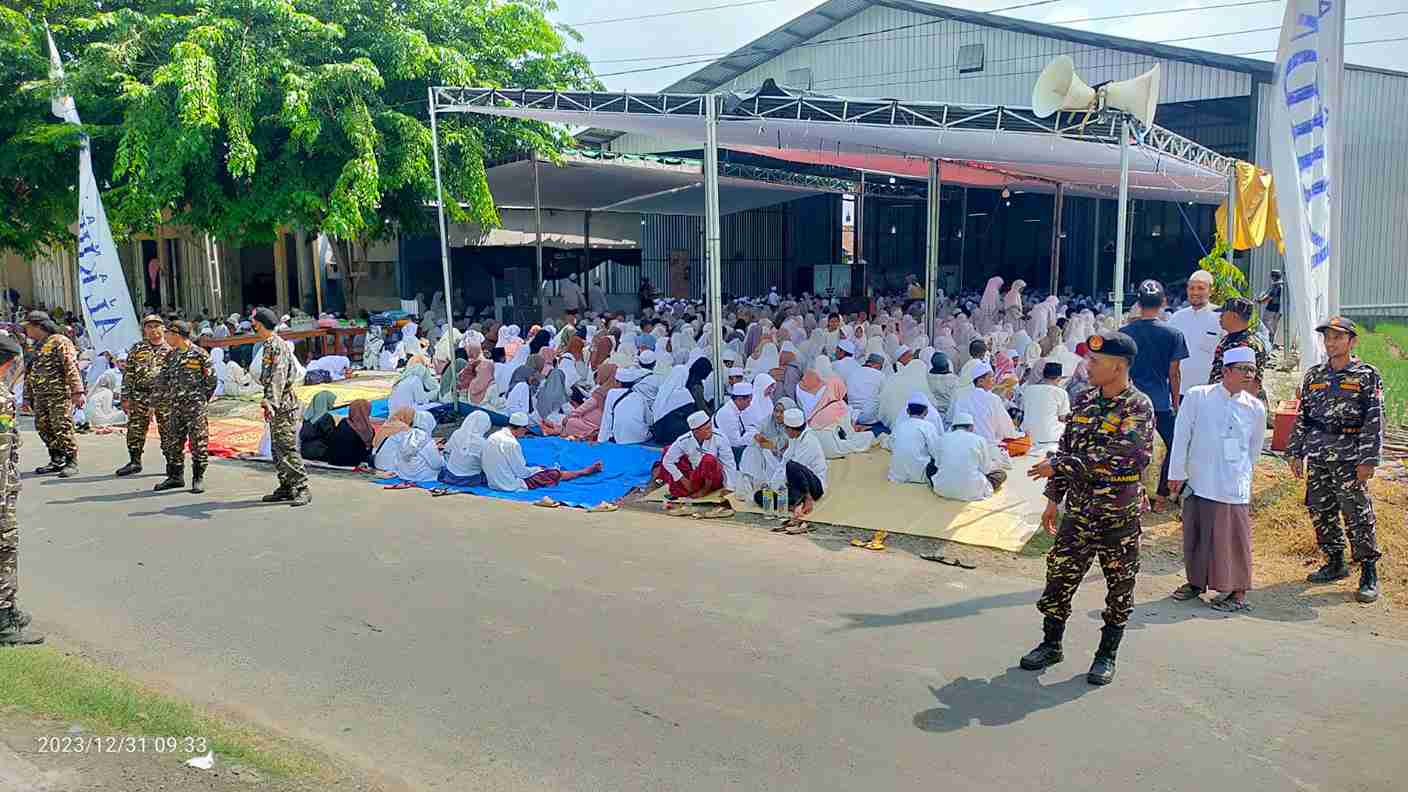 Puluhan Personil Banser Amankan Manaqib Kubro Al Khidmah di Desa Klotok Kecamatan Balongpanggang Gresik, Ahad (31/12/2023). Foto: Samsul Arif/NUGres