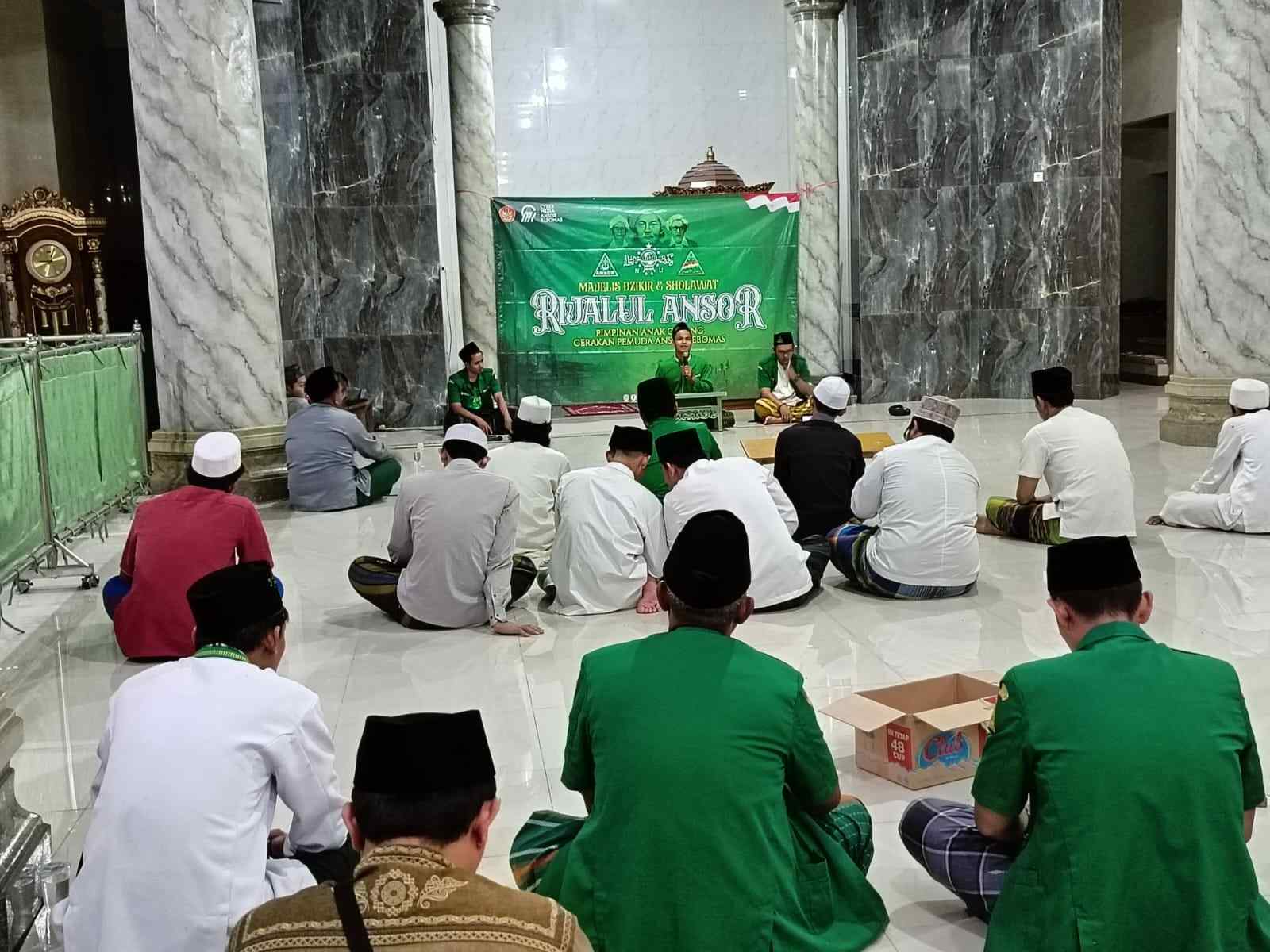 Rutinan Majelis Dzikir dan Sholawat Rijalul Ansor Pimpinan Anak Cabang GP Ansor Kebomas digelar di Ranting Klangonan. Foto: dok GP Ansor Kebomas/NUGres