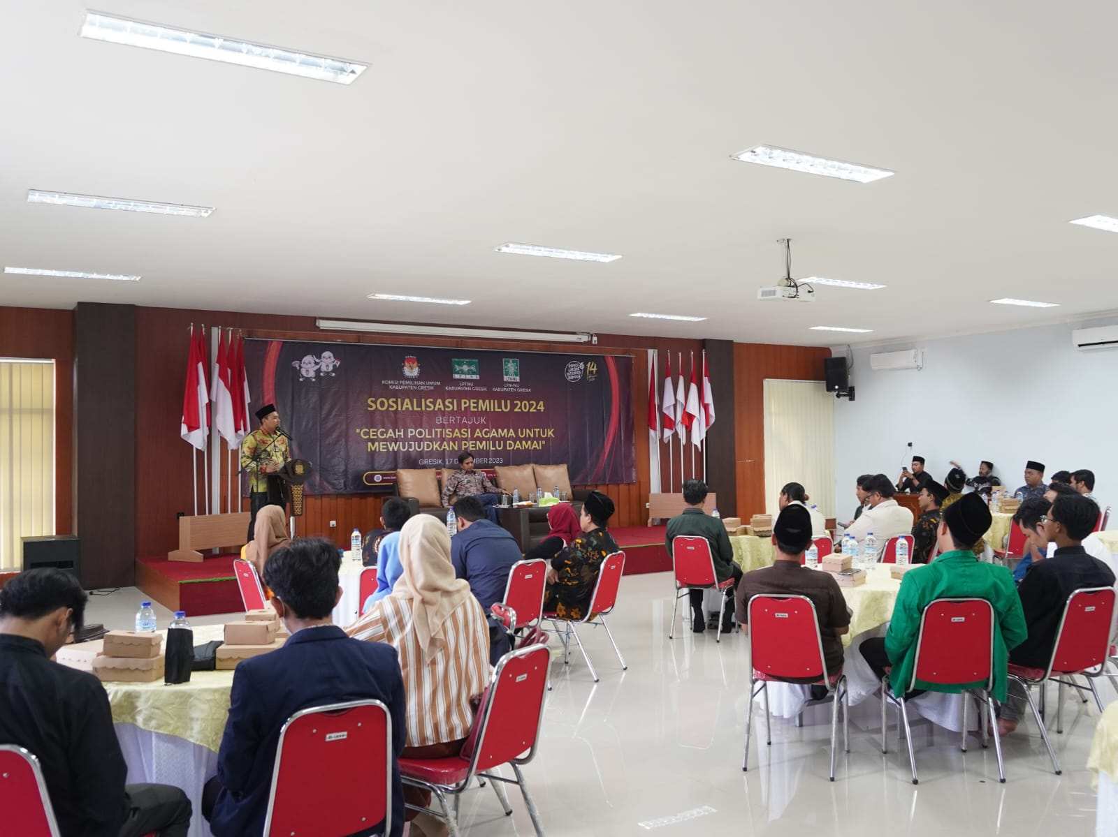 Komisioner KPU Gresik Makmun, saat menyampaikan sambutan di forum sosialisasi Pemilu 2024 bersama LPTNU & LTN-NU Gresik, Ahad (17/12/2023) kemarin. Foto: dok KPU Gresik/NUGres