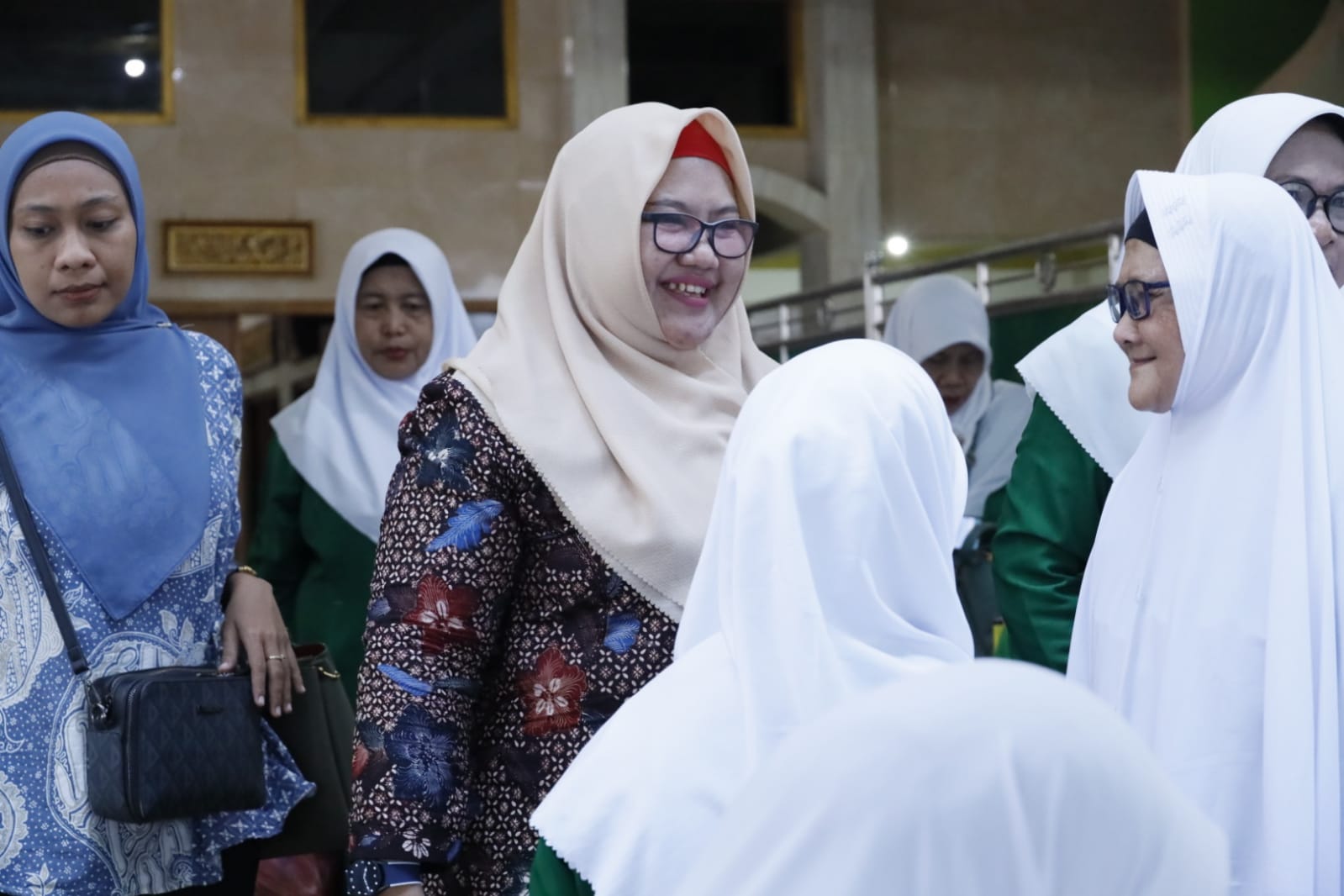 Wakil Bupati Gresik Hj Aminatun Habibah hadir dan menyapa kader Muslimat NU di Anak Cabang Dukun dalam acara pertemuan rutin, Jumat (29/12/2023). Foto: dok Humas Pemkab Gresik/NUGres