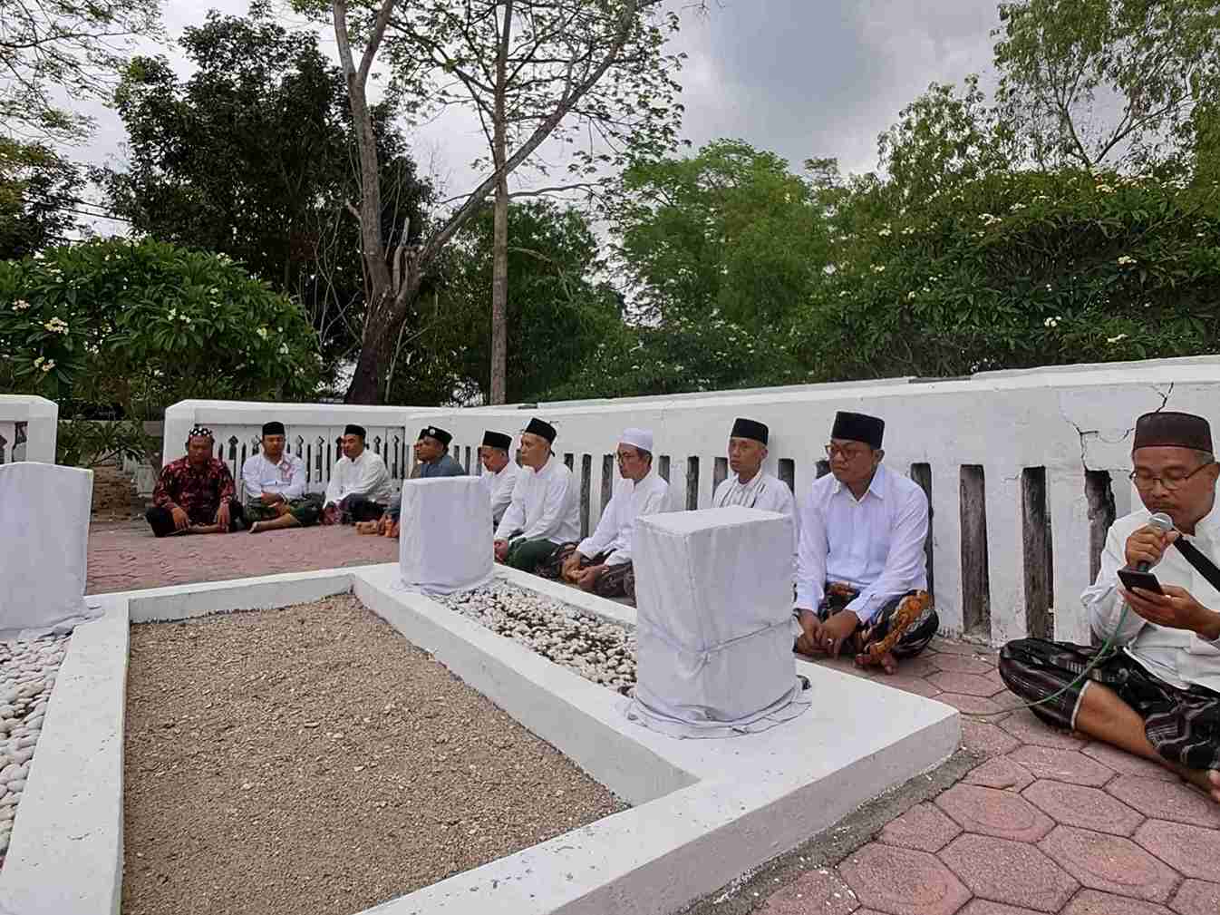 TAHUN AJARAN BARU. Pengurus Yayasan Pondok Pesantren Al Karimi Tebuwung Dukun Gresik menggelar ziarah ke makbarah muassis, masyayikh hingga auliya'. Foto: Syafik Hoo/NUGres