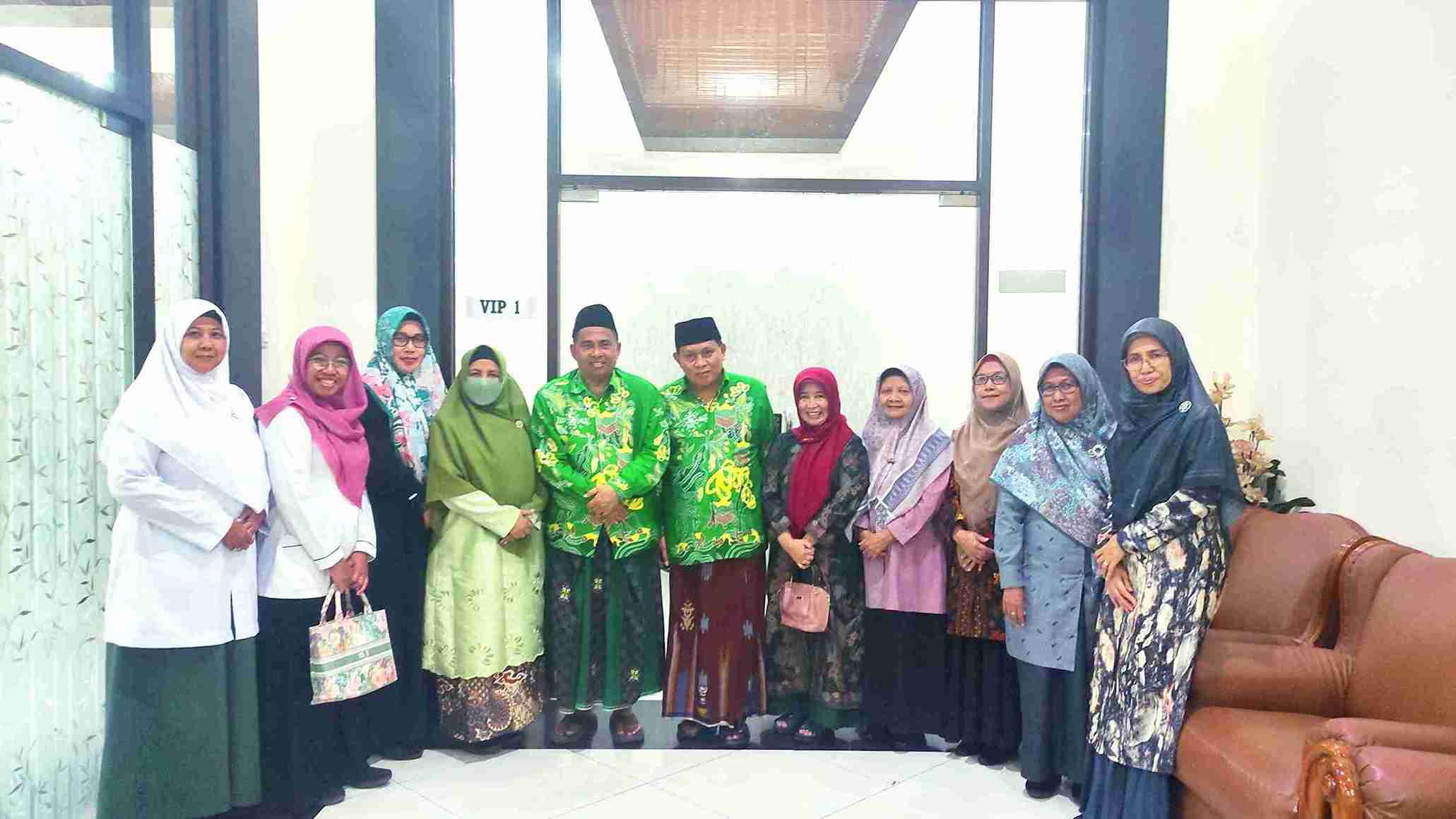 JALIN KEKOMPAKAN. Ketua PCNU Gresik didampingi wakil bendahara, bertemu Ketua Pimpinan Cabang Muslimat NU Gresik dan jajarannya. Foto: NUGres