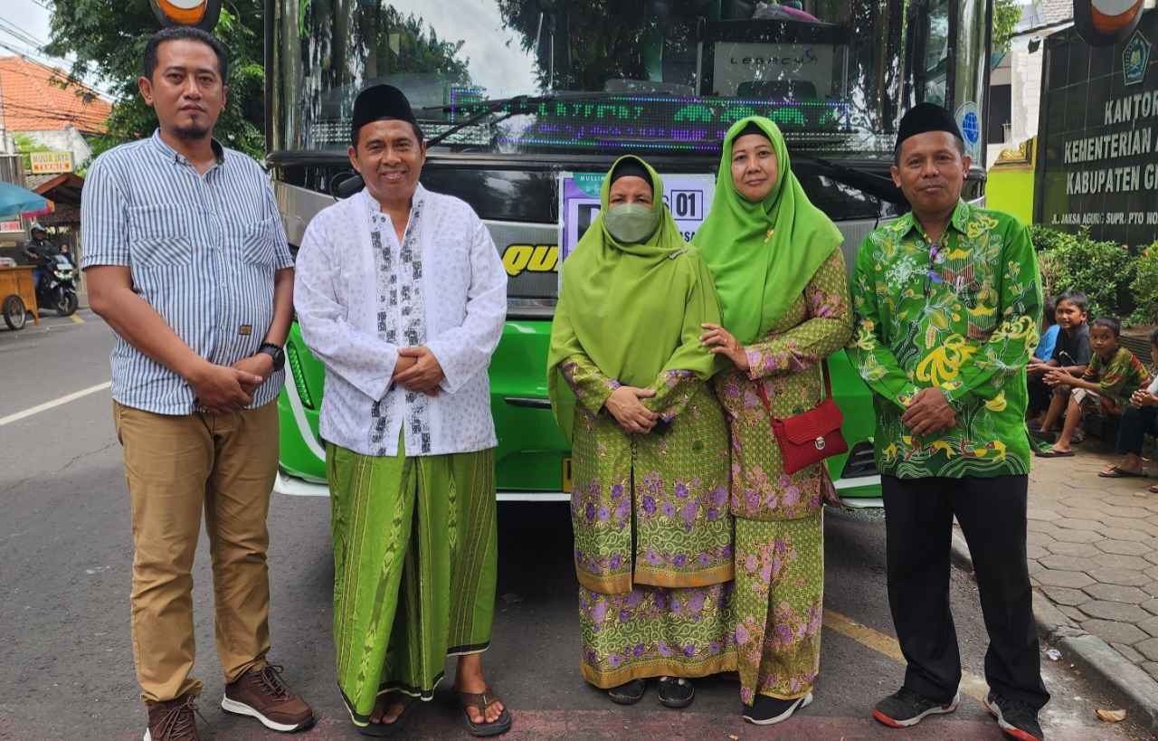 Ketua PCNU Gresik saat melepas rombongan Muslimat NU Gresik yang akan berangkat ke Harlah 78 Muslimat NU di GBK, Jumat (19/1/2024). Foto: dok Muslimat NU/NUGres