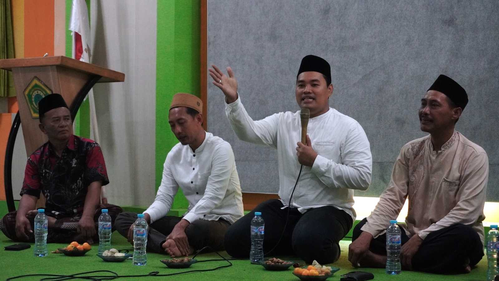 Komisioner KPU Kabupaten Gresik, Makmun, saat hadir dan menyampaikan paparan mengenai Pemilu 2024. Foto: Ishom/NUGres