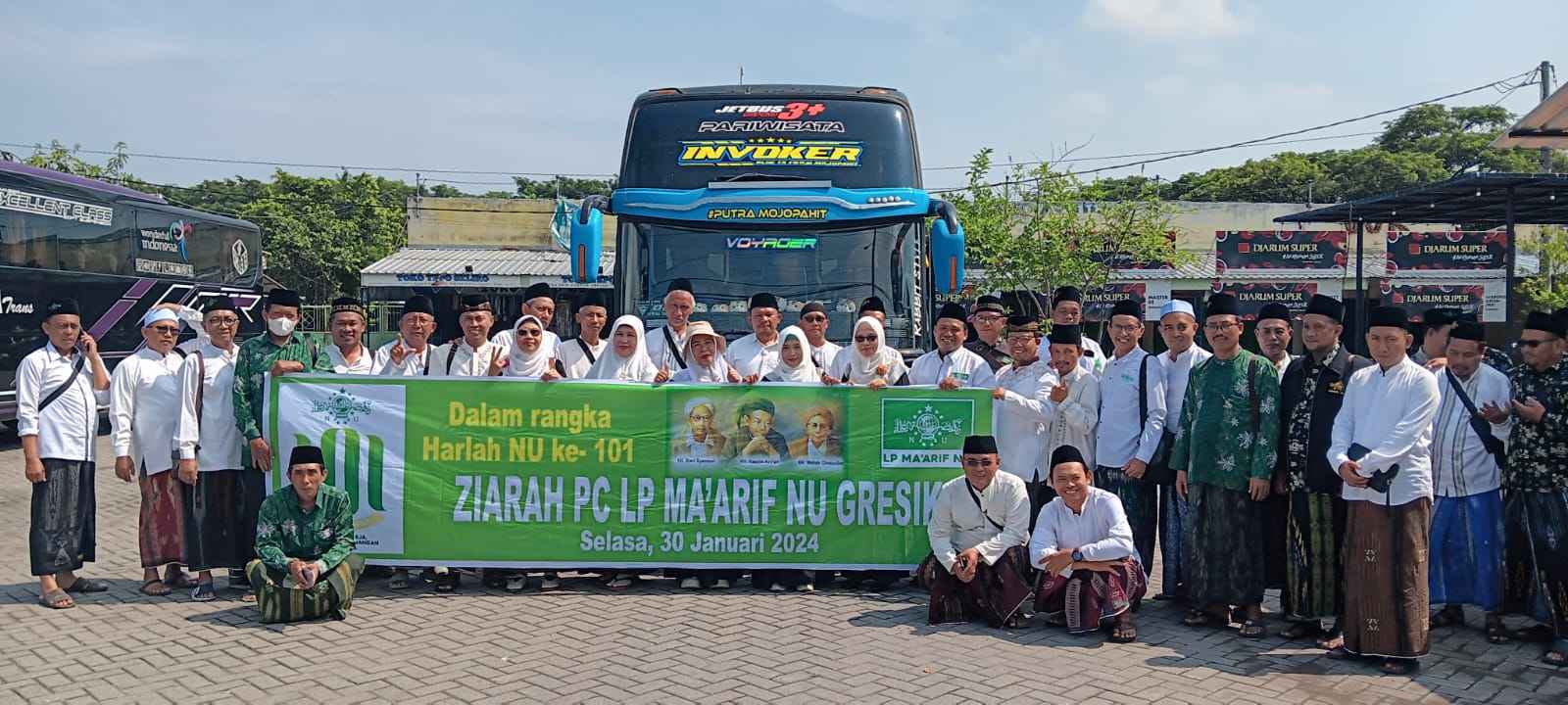 Peringati Hari Lahir ke-101 Nahdlatul Ulama, pengurus LP Ma'arif NU Gresik melaksanakan ziarah Muassis NU, Selasa (30/1/2024). Foto: dok LP Ma'arif NU Gresik/NUGres