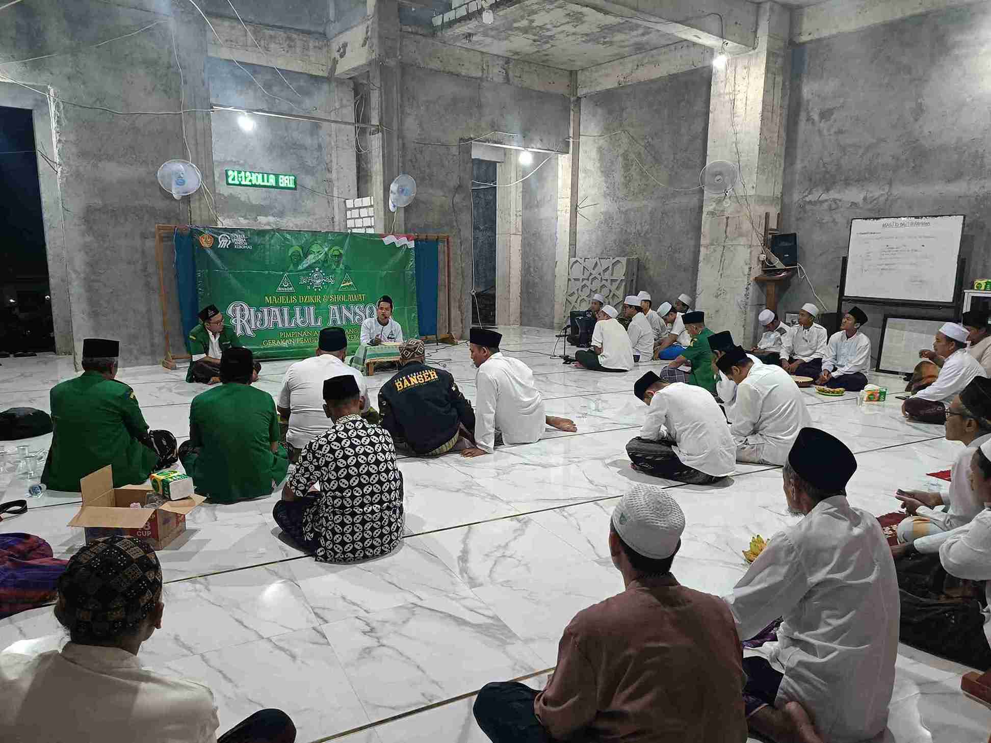 Perdana di awal tahun 2024, Majelis Dzikir dan Sholawat Rijalul Ansor Pimpinan Anak Cabang Kebomas digelar di Ranting Dahanrejo Kebomas Gresik, Senin (15/1/2024) malam. Foto: dok GP Ansor Kebomas/NUGres