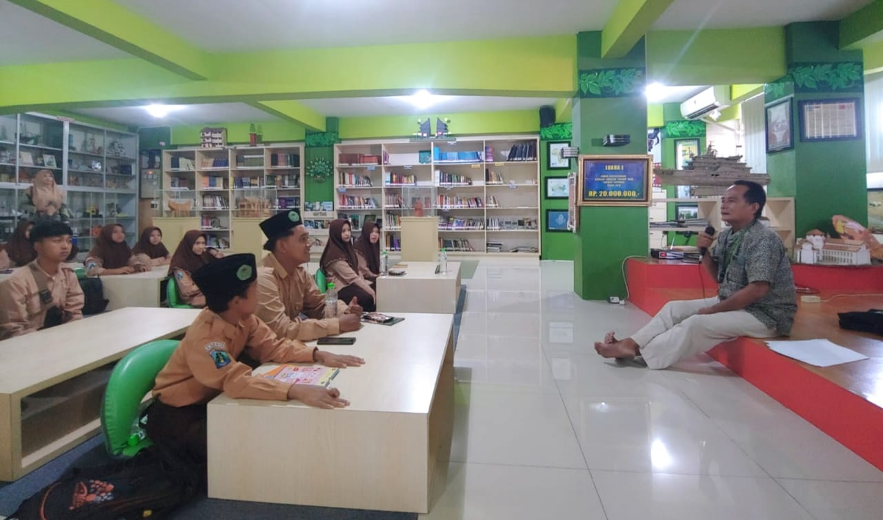 Puluhan peserta didik MTs NU Sindujoyo Lumpur Gresik ikuti mata program kepenulisan "SMANUSA untuk Indonesia", Sabtu (13/1/2024) di Kebun Buku SMA Nahdlatul Ulama 1 Gresik. Foto: dok SMANUSA Gresik/NUGres