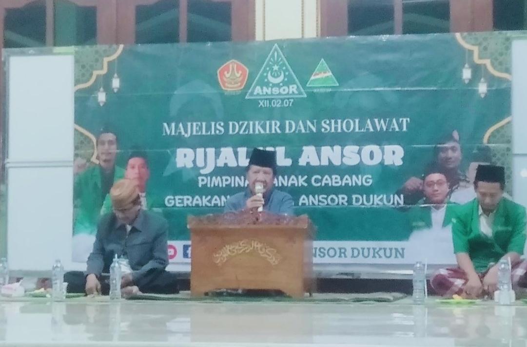 KH Afif Ma'shum Mustasyar PCNU Gresik saat memberikan nasehat kepada kader GP Ansor Dukun dalam acara rutinan Rijalul Ansor, Ahad (28/1/2024) kemarin. Foto: dok PAC GP Ansor Dukun/NUGres