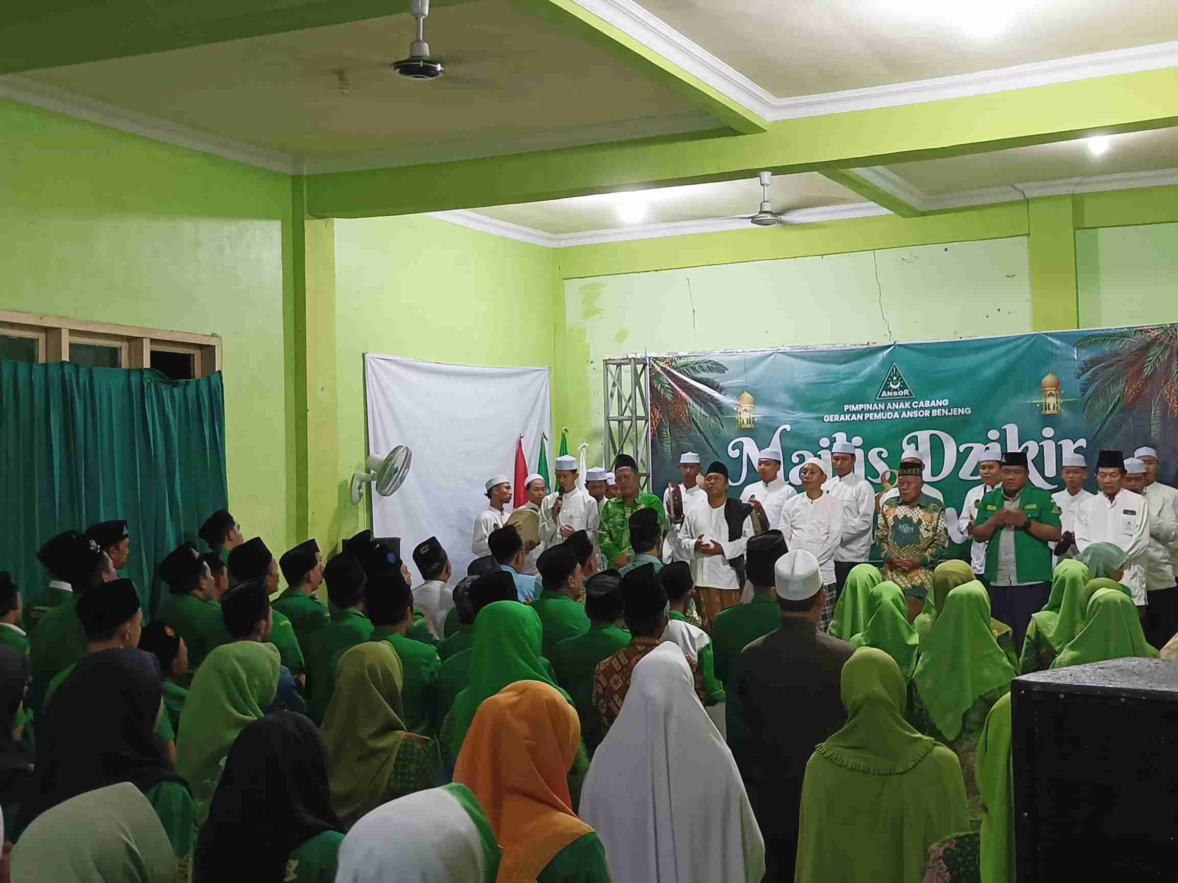 Pimpinan Anak Cabang Gerakan Pemuda Ansor Benjeng peringati Hari Lahir ke-101 Nahdlatul Ulama, Sabtu (27/1/2024) malam. Foto: dok Ansor Benjeng/NUGres