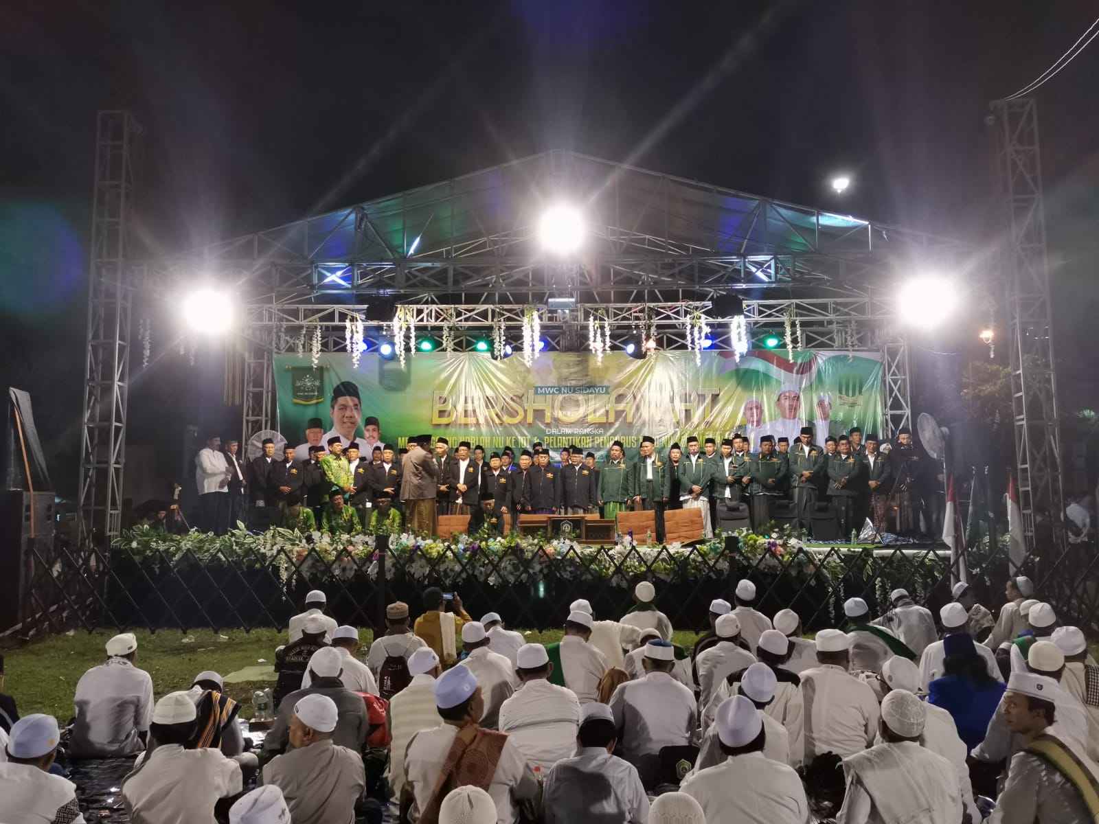 Pelantikan MWCNU Sidayu masa khidmat 2023 - 2028 di hadapan ribuan warga berlangsung di Alun-alun Sidayu Gresik, Sabtu (20/1/2024) malam. Foto: dok LTN MWCNU Sidayu/NUGres