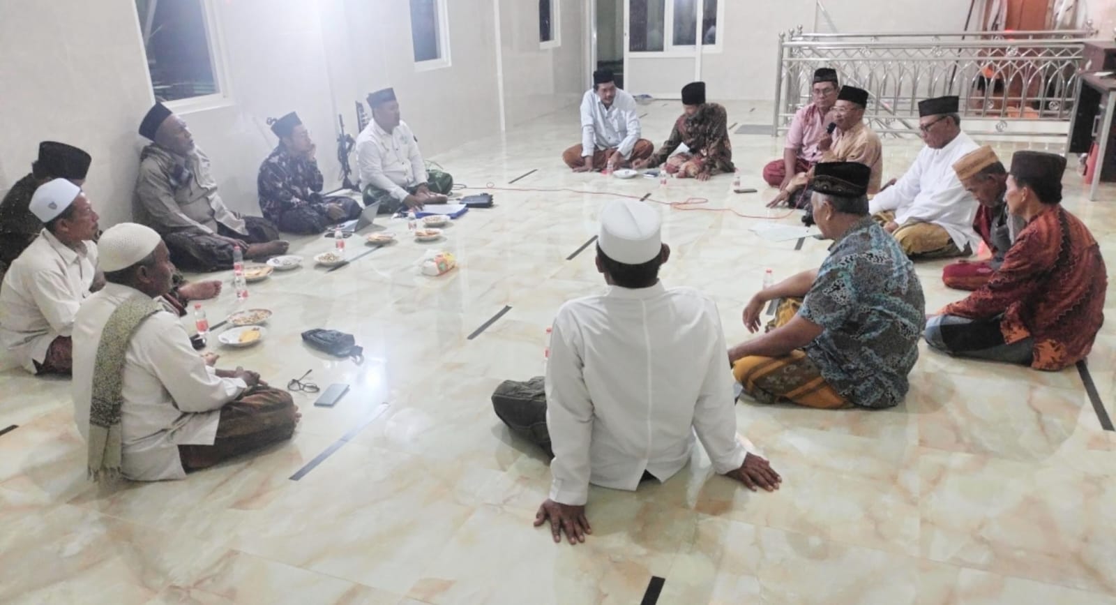 Rapat koordinasi serta dengar petunjuk dari ulama Gresik, Selasa (9/1/2024) malam, digelar PRNU Padeg Cerme bersama stakeholder desa setempat, terkait rencana pembangunan kantor NU Ranting Padeg. Foto: dok PRNU Padeg/NUGres