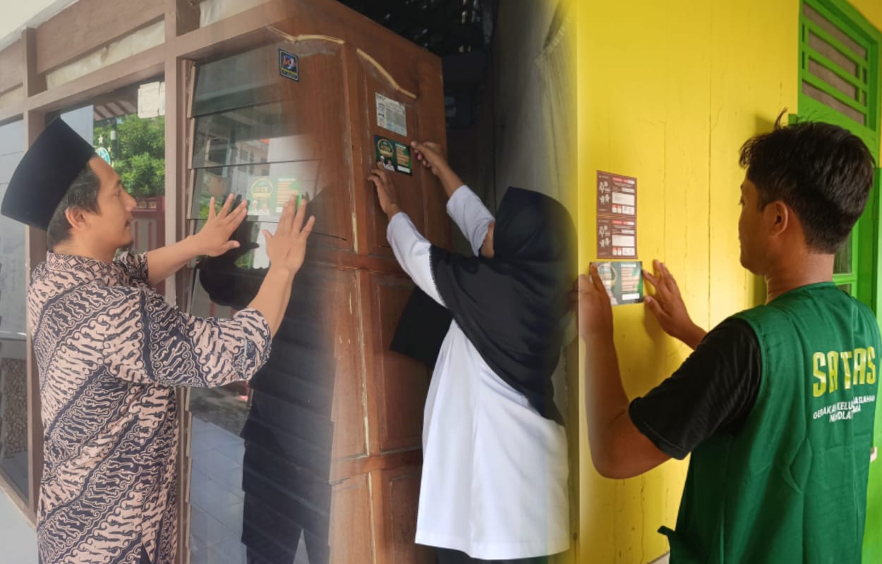 Satuan Tugas Gerakan Keluarga Maslahat Nahdlatul Ulama (GKMNU) Kecamatan Dukun Kabupaten Gresik saat melakukan penempelan stiker di rumah warga. Foto: dok Satgas GKMNU Kec. Dukun/NUGres