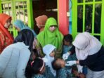 Anak-anak usia dini yang juga peserta didik TK, RA dan KB Muslimat NU Gresik ikuti imunisasi pin polio. Foto: dok Muslimat NU Gresik/NUGres