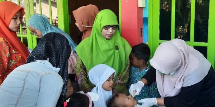 Anak-anak usia dini yang juga peserta didik TK, RA dan KB Muslimat NU Gresik ikuti imunisasi pin polio. Foto: dok Muslimat NU Gresik/NUGres