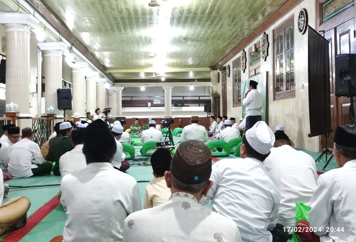 Ratusan warga Nahdliyin di Gresik nampak antusias menyimak Halaqah 101 Kyai Kampung dalam rangka peringatan Harlah NU, Sabtu (17/2/2024) malam. Foto: NUGres