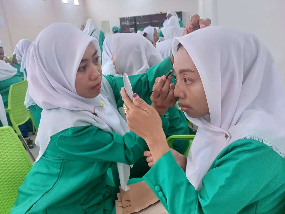 Kader Fatayat NU Bungah nampak mempraktikkan make-up basic setelah ikuti materi dalam Beauty Class yang diselenggarakan oleh PAC Fatayat NU Bungah, Jumat (16/2/2024). Foto: dok Fatayat NU Bungah/NUGres