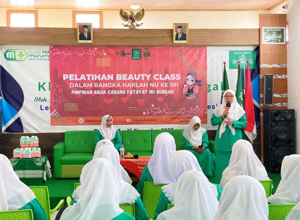 Ketua Pimpinan Anak Cabang Fatayat NU Bungah, Ainul Mahmudah mengapresiasi kegiatan Beauty Class yang digagas untuk meningkatkan kualitas SDM Kader. Foto: dok Fatayat NU Bungah/NUGres