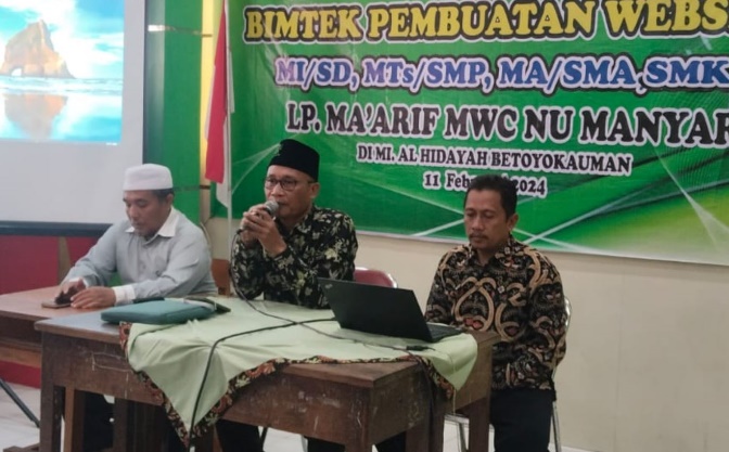 Ketua LP Ma'arif MWCNU Manyar saat memberikan sambutan dalam kegiatan Bimtek Website. Foto: dok LP Maarif NU Manyar/NUGres