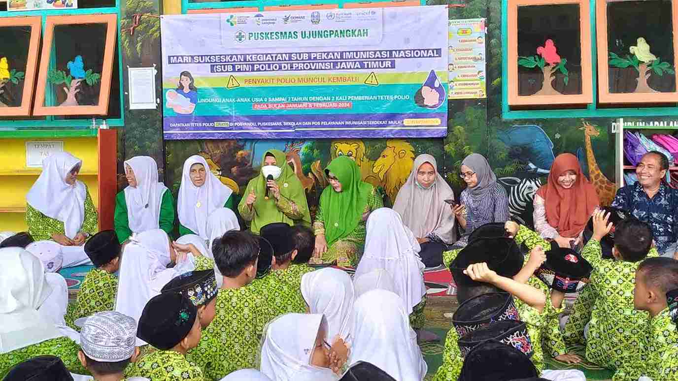 Ketua Pimpinan Muslimat NU Gresik saat memberikan sambutan pada kegiatan Imunisasi di TKMNU Al Muniroh 1 Ujungpangkah Gresik, Kamis (22/2/2024). Foto: dok Muslimat NU Gresik/NUGres